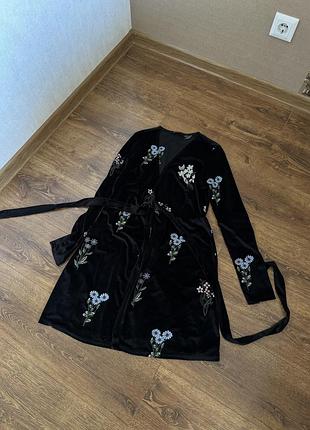 Плаття чорне коротке stradivarius з квітковою вишивкою розмір s на запах із поясом