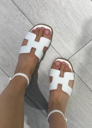 Кожаные, стильные, босоножки,белые с закрытой пяткой2 фото