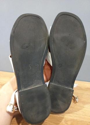 Кожаные, стильные, босоножки,белые с закрытой пяткой7 фото