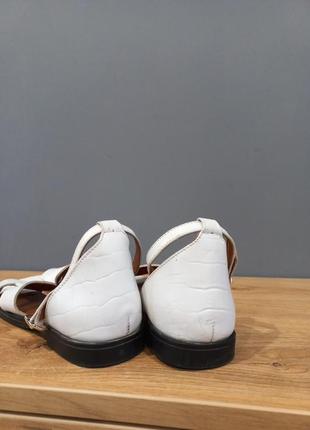 Кожаные, стильные, босоножки,белые с закрытой пяткой8 фото