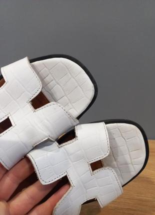 Кожаные, стильные, босоножки,белые с закрытой пяткой9 фото