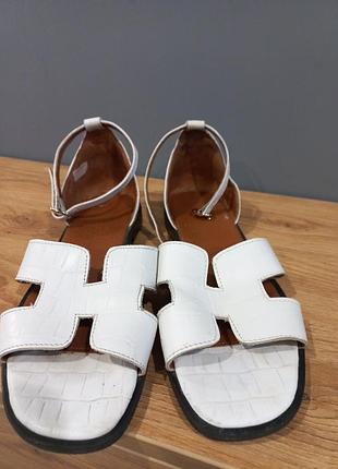 Кожаные, стильные, босоножки,белые с закрытой пяткой10 фото