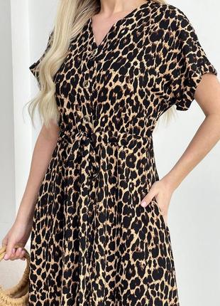 Платье жатка в длине миди с принтом темного леопарда на пуговицах с кулиской в талии с боковыми карманами9 фото