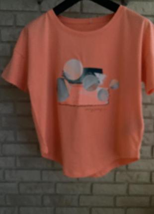 Яркая футболка