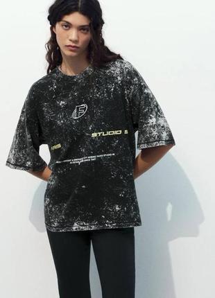 Женская футболка zara оверсайз черная с эфектом потертости и надписью размер м (46)