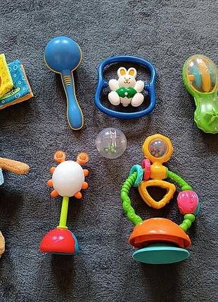 Набор фирменных погремушек и игрушек для малышей