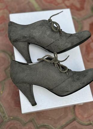 Женские серые ботильоны zara