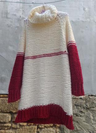 Теплый свитер ручной вязки.