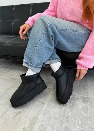 Женские кожаные зимние ботинки угги короткие