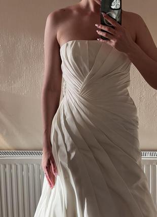 Лаконичное атласное свадебное платье с шлейфом размер мl3 фото
