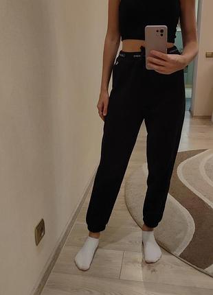 Чорні спортивні штани calvin klein базові спортивні чорні спортивні штани на флісі