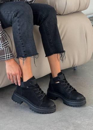 Ботинки на шнуровке 
цвет: черный 
натуральный нубук, деми