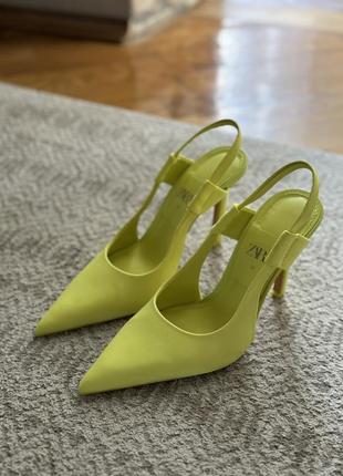 Туфли лодочки zara яркого цвета
