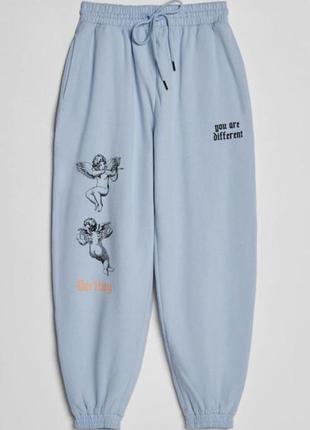 Bershka штани джогери без флісу блакитні принт ангели р.xs
