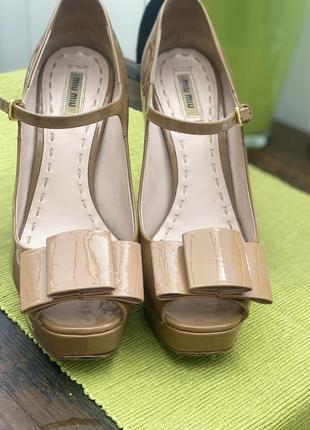 Шикарные босоножки цвета карамель, на высоком каблуке2 фото