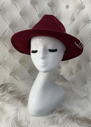 Шляпа федора с пирсингом и булавкой унисекс бордовая6 фото