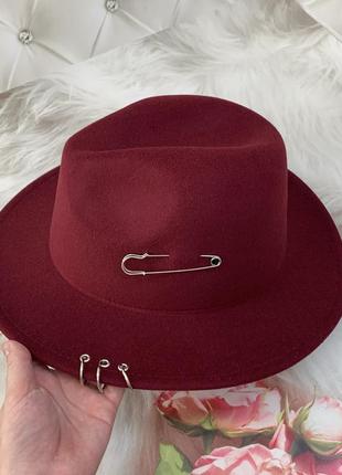 Шляпа федора с пирсингом и булавкой унисекс бордовая5 фото