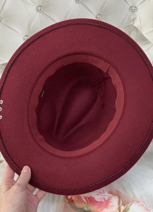 Шляпа федора с пирсингом и булавкой унисекс бордовая7 фото