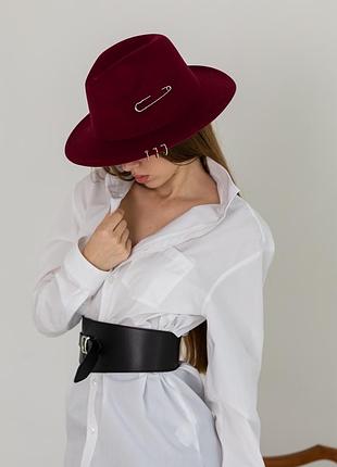 Шляпа федора с пирсингом и булавкой унисекс бордовая4 фото