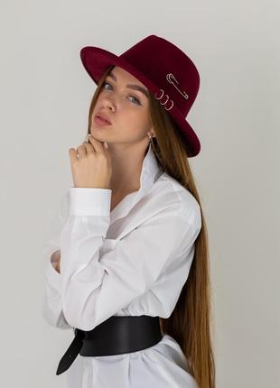 Шляпа федора с пирсингом и булавкой унисекс бордовая3 фото
