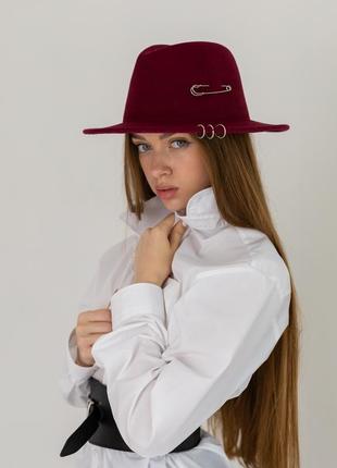 Шляпа федора с пирсингом и булавкой унисекс бордовая2 фото