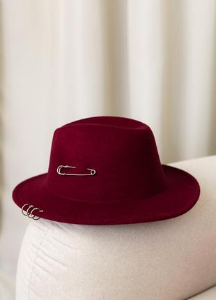 Шляпа федора с пирсингом и булавкой унисекс бордовая