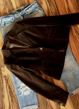 Летний комплект от "armani": бархатный  коричневый жакет и джинсы