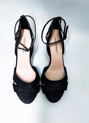 Женские черные с блестками босоножки на шпильке с открытым носком от бренда menbur2 фото