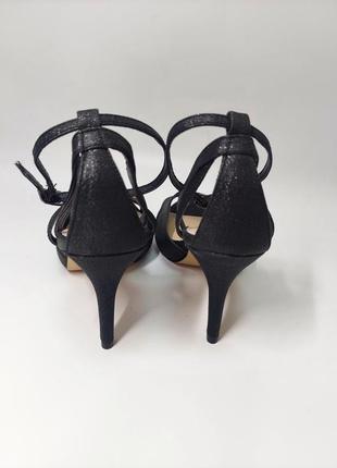 Женские черные с блестками босоножки на шпильке с открытым носком от бренда menbur3 фото