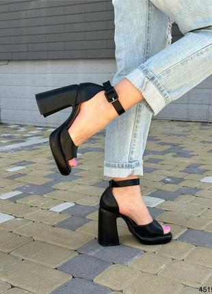 Босоніжки жіночі на стійких каблуках чорні з ремінцем3 фото