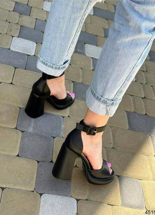 Босоножки женские на стойких каблуках черные с ремешком7 фото