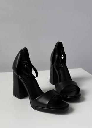Женские черные босоножки на массивном каблуке