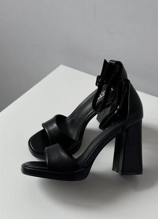 Женские черные босоножки на массивном каблуке2 фото