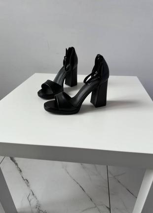 Женские черные босоножки на массивном каблуке3 фото
