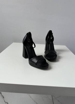 Женские черные босоножки на массивном каблуке5 фото