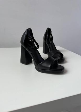Женские черные босоножки на массивном каблуке7 фото