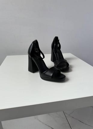 Женские черные босоножки на массивном каблуке4 фото