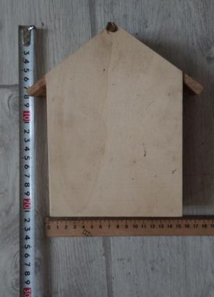 Ключница настенная деревянная в виде домика2 фото