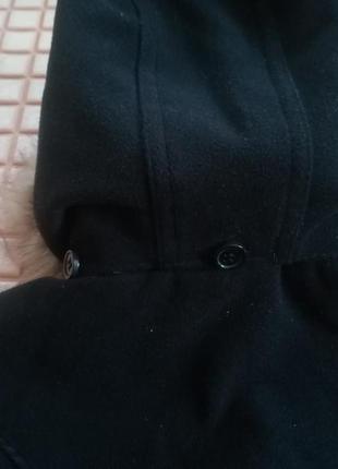 Коротке чорне пальто з воланами, на 2 роки4 фото