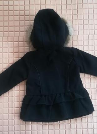 Коротке чорне пальто з воланами, на 2 роки3 фото