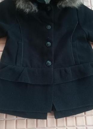 Короткое черное пальто с воланами, на 2 года5 фото