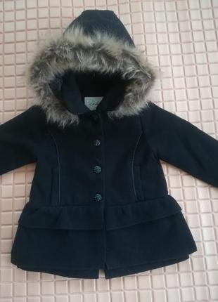 Короткое черное пальто с воланами, на 2 года2 фото