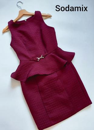 Жіноча вечірня сукня футляр кольору вишні без рукавів від бренду sodamix1 фото