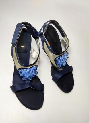 Босоножки женские синего цвета на высоком каблуке с камнями от бренда apepazza 402 фото