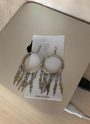 Стильні довгі сережки.