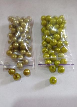 Бусины перламутровые №8 12 г оливка (слева)
