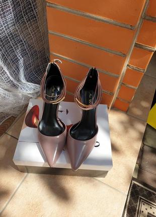 Женские туфли на каблуке2 фото