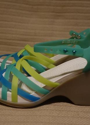Красочные открытые фирменные босоножки на высокой танкетке crocs w 7( 24 см.)