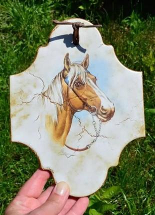 Розкішне настінне панно з зображенням голови лошадки.
кінь. конь. лошадь.1 фото