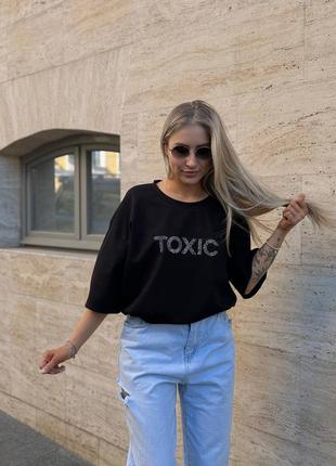 Футболка с блестящей надписью toxic3 фото